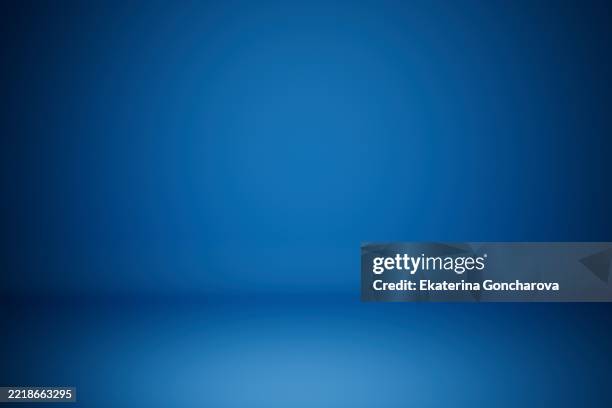 abstract blue gradient backdrop for artistic and professional applications - fondo azul fotografías e imágenes de stock