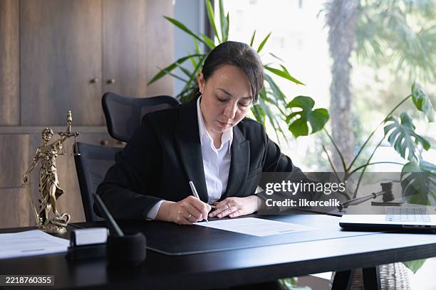 avvocato che firma il documento ufficiale - notaio foto e immagini stock