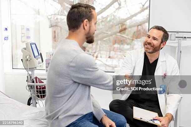 poignée de main entre un médecin et un patient : soins de santé et médecine - soins primaires photos et images de collection