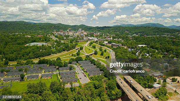 asheville, carolina del norte, horizonte de la ciudad - autopista - plano amplio - nc highway fotografías e imágenes de stock