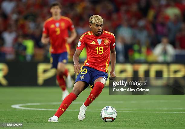 Lamine Yamal of Spain controls the ball during the UEFA Nations League 2025 semifinal match between Spain and France at Stuttgart Arena on June 05,...