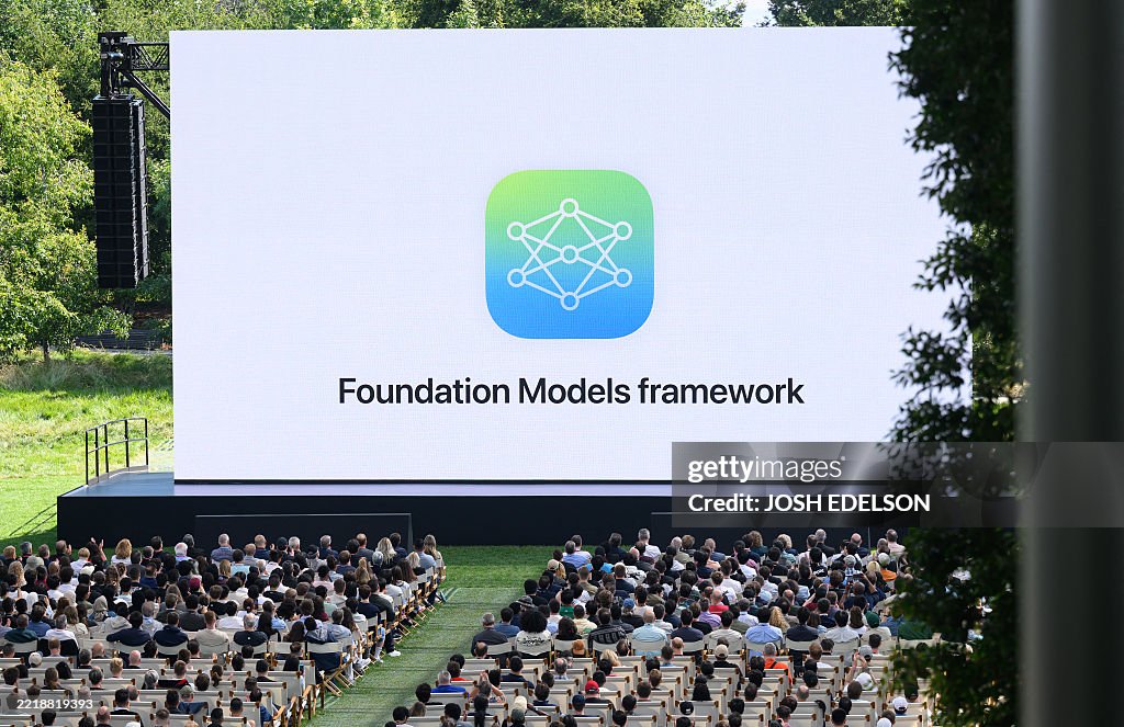 US-INTERNET-SOFTWARE-COMPUTERS-AI-APPLE