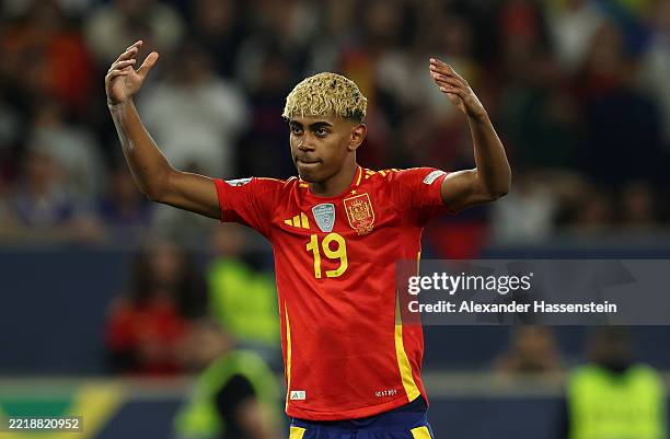 Lamine Yamal of Spain celebrates scoring his team's fifth goal during the UEFA Nations League 2025 semifinal match between Spain and France at...