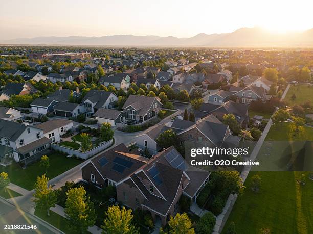 vue aérienne matinale d’une communauté résidentielle dans l’utah, états-unis - quartier résidentiel photos et images de collection