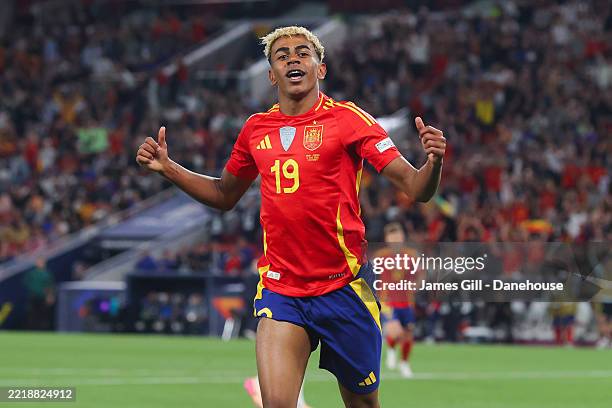 Lamine Yamal of Spain celebrates after scoring their side's fifth goal during the UEFA Nations League 2025 semifinal match between Spain and France...