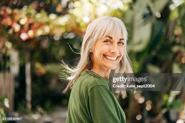 la confiance en chaque ligne : la beauté de vieillir - femmes seniors photos et images de collection