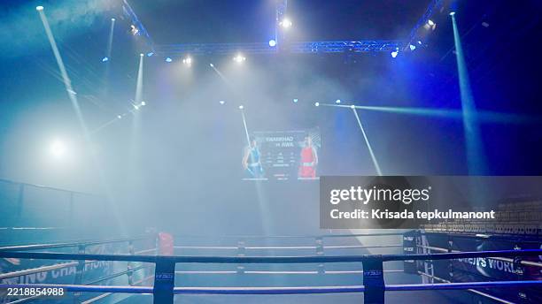 palcoscenico di boxe con illuminazione appariscente pronto per un incontro di boxe. - ring da pugilato foto e immagini stock