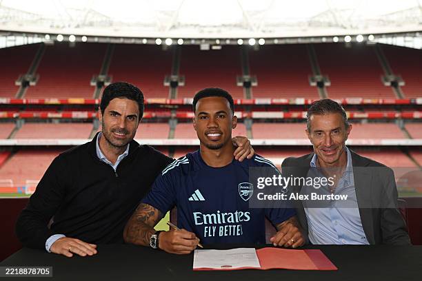 Arsenal defender Gabriel Magalhaes with manager Mikel Arteta and Sporting Director Andrea Berta signs a new long-term contrect. Emirates Stadium on...