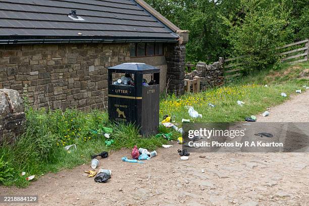 rubbish bin overflowing at rivington pike, lancashire, england - vuilnisbak stockfoto's en -beelden