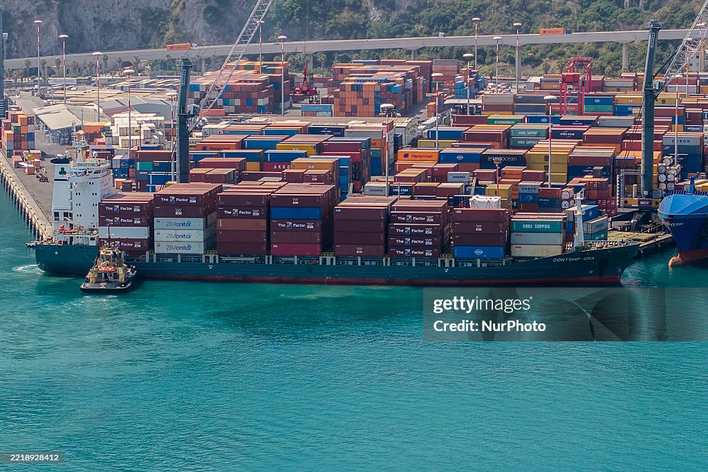 Contship Vi The Contship Era enters the port of Salerno. The container ship of ...