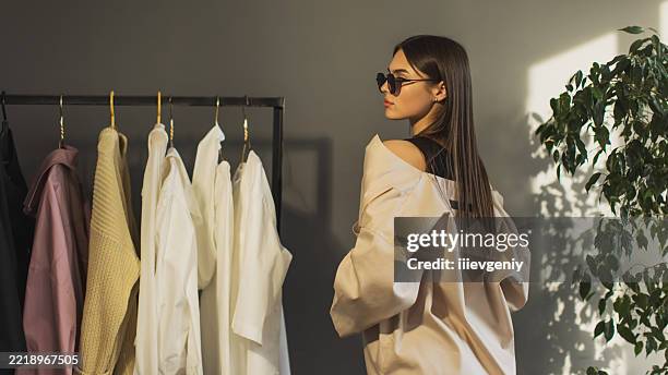 modelo de moda. probarse la ropa. armario de verano - vestirse fotografías e imágenes de stock