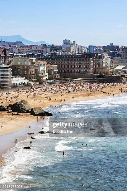 biarritz and bay of biscay with many tourists on the beach (france) - biarritz fotografías e imágenes de stock