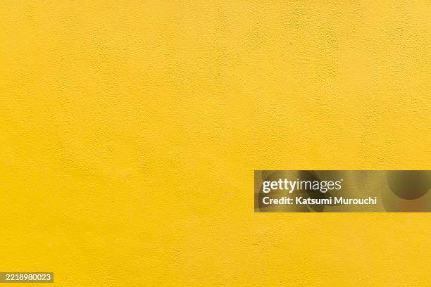 yellow concrete wall texture background - sfondo giallo foto e immagini stock