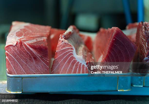 tranci di tonno rosso fresco su vassoio di metallo - tonno-dalla-pinna-blù foto e immagini stock