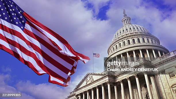 u.s. capitol building with american flag – washington d.c., usa - senado imagens e fotografias de stock