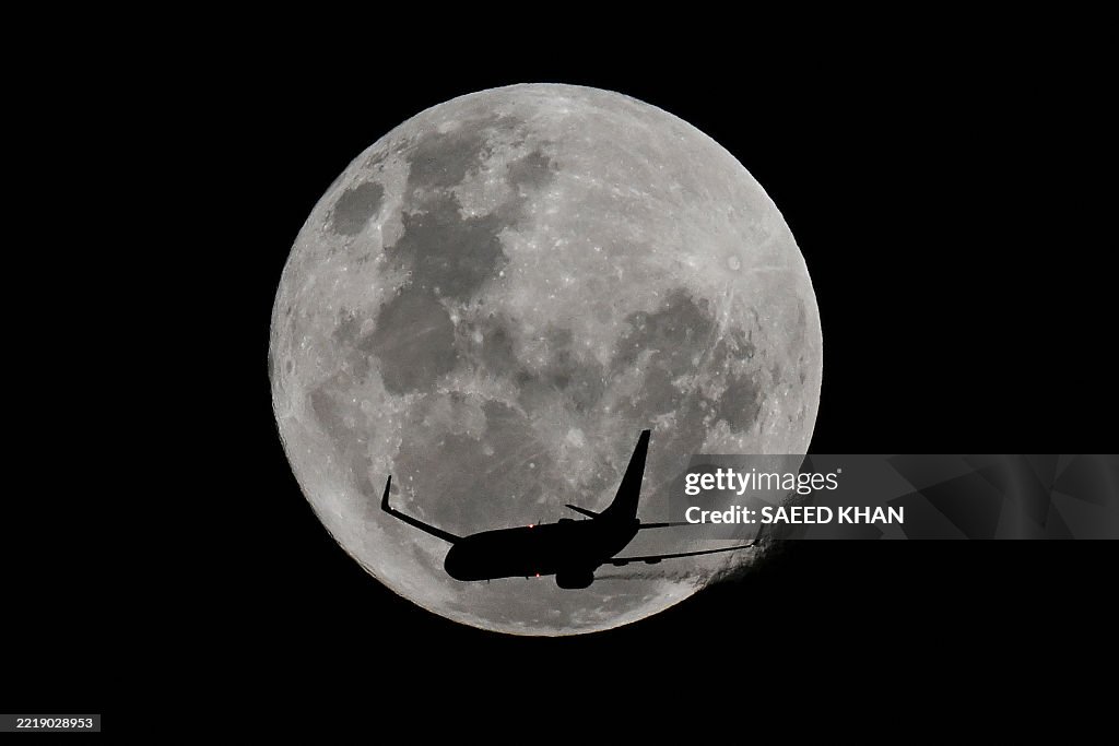 TOPSHOT-AUSTRALIA-ASTRONOMY-MOON