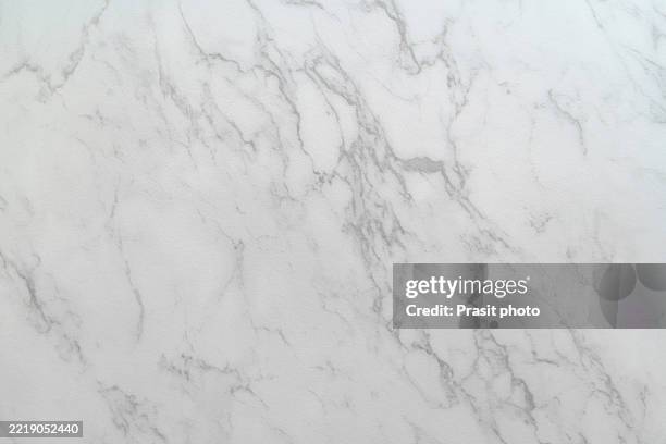 white marble surface with natural veining - na superfície imagens e fotografias de stock