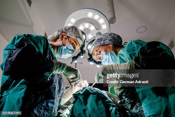 two female surgeons - operationssal bildbanksfoton och bilder