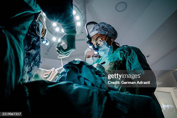 dos cirujanas - cirugia fotografías e imágenes de stock