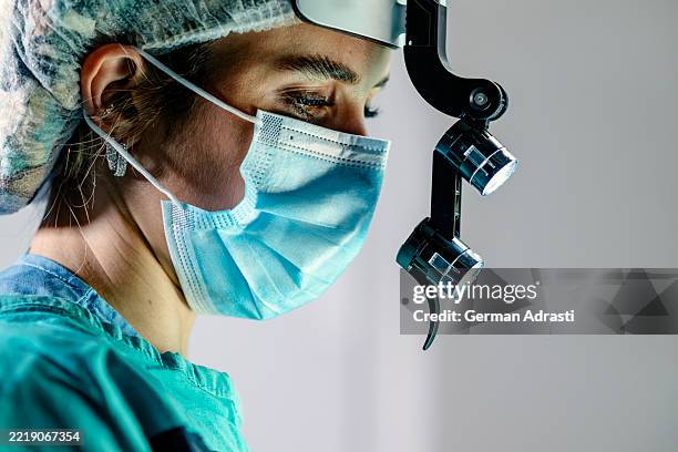 two female surgeons - schönheitsoperation stock-fotos und bilder