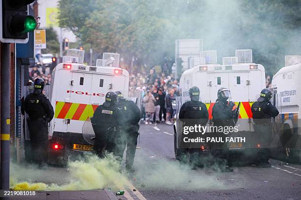 Land Rover Riot 4,613 Riot Police Uk Stock Photos, High-Res Pictures, and Images ...