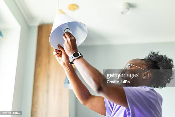l’électricité à la maison au quotidien - ampoule à basse consommation photos et images de collection
