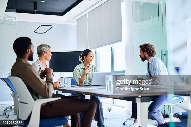 besprechung des business-teams während eines meetings in einem modernen büro - projektmanagement stock-fotos und bilder