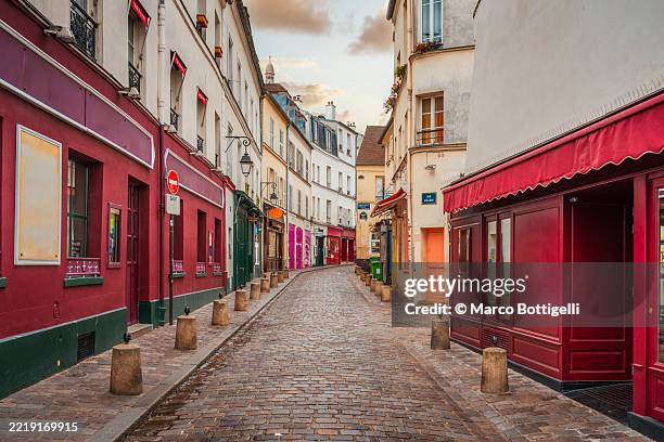 charming cobblestone street in montmartre, paris, france. - pedestrian zone stock pictures, royalty-free photos & images