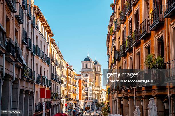 charming street in madrid with historic architecture, spain - distrito histórico imagens e fotografias de stock