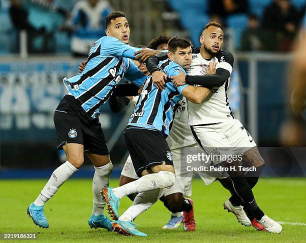 Walter Kannemann of Gremio and Maycon of Corinthians compete for the ball during the match between Gremio and Corinthians as part of Brasileirao 2025...