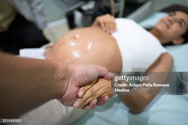 doctor doing ultrasound check-up with pregnant woman - abdómen humano imagens e fotografias de stock