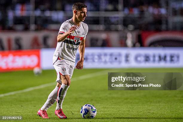 Cédric Soares of São Paulo controls the ball during the Brasileirao 2025 match between Sao Paulo and Vasco da Gama at MorumBIS on June 12, 2025 in...