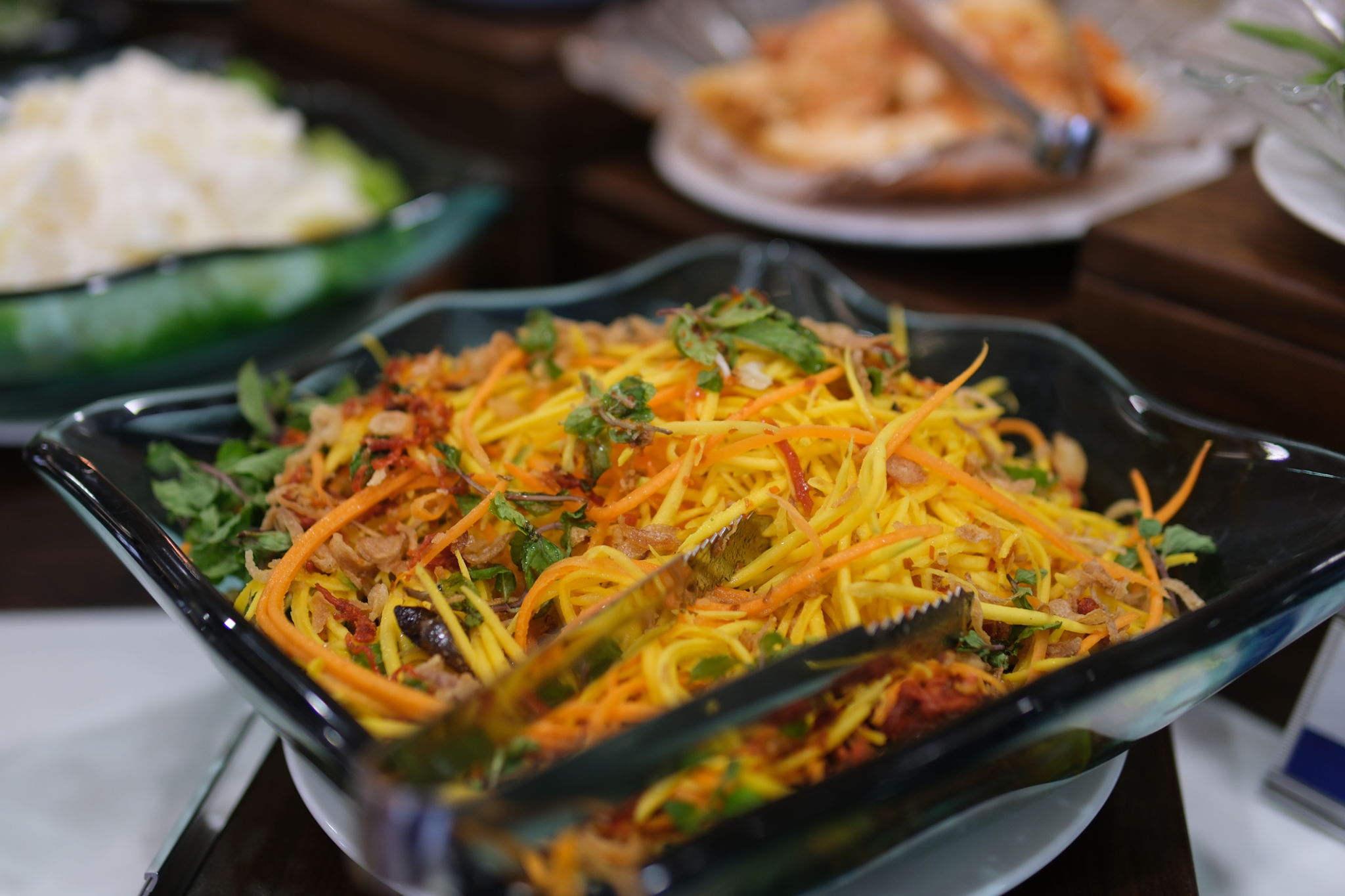 Mix the ingredients to make mango salad. Mix the ingredients to make mango salad.