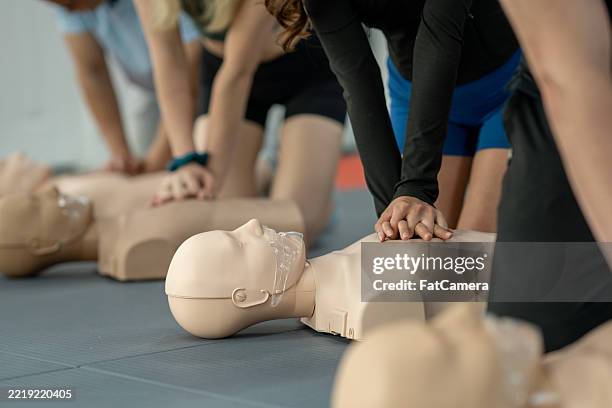 group training session for cpr and first aid certification practice - primeiros socorros imagens e fotografias de stock