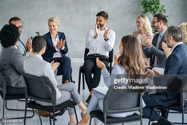 i membri del team si godono un momento di successo e gioia - servizio sociale foto e immagini stock