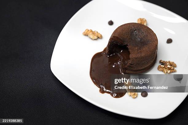 molten chocolate lava cake - lava cake stock pictures, royalty-free photos & images