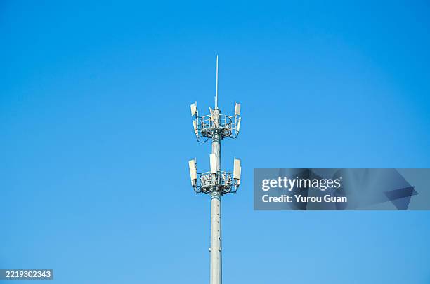 5g base station tower with antenna array,5g signal tower with antenna array,cell tower standing in rural landscape,jiangmen,guangdong province,china. - telefoonhoorn stockfoto's en -beelden
