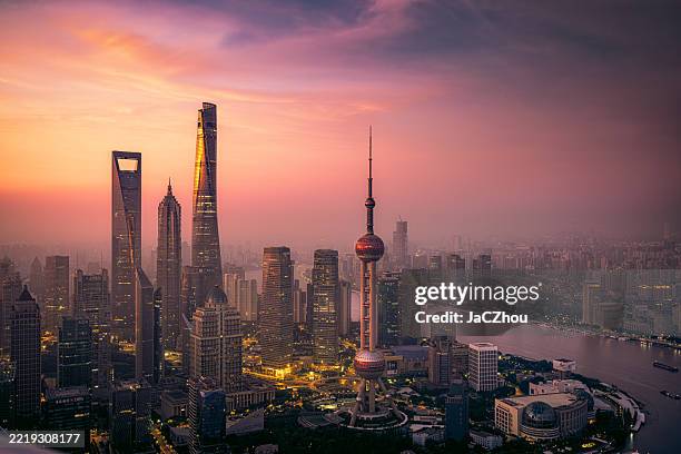 skyline di shanghai all'alba - shangai foto e immagini stock