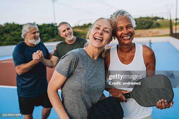 group of people playing pickleball looking at camera - estilo de vida ativo imagens e fotografias de stock