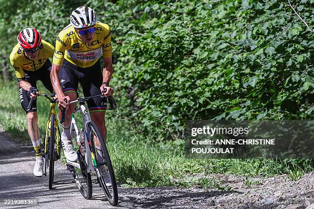 Team Visma - Lease a Bike's Danish rider Jonas Vingegaard and UAE Team Emirates XRG's Slovenian rider Tadej Pogaar wearing the overall leader's...