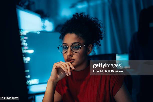 giovane donna ispanica in carriera tecnologica, ritratto autentico di programmatore o professionista della sicurezza informatica - programmazione televisiva foto e immagini stock