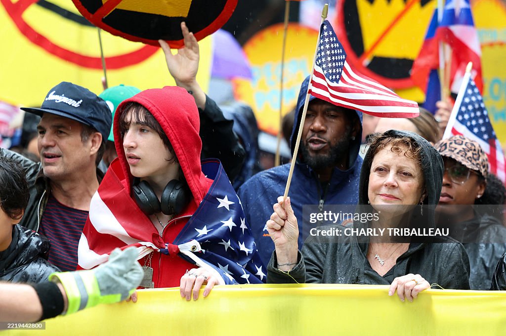 Susan Ruffalo US actors Susan Sarandon and Mark Ruffalo marche along demonstrators ...