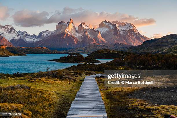 scenic wooden path leading to torres del paine national park, patagonia, chile - parque nacional de torres del paine fotografías e imágenes de stock