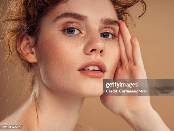 ritratto ravvicinato di una donna che mostra la bellezza naturale e la struttura della pelle - lentiggine foto e immagini stock