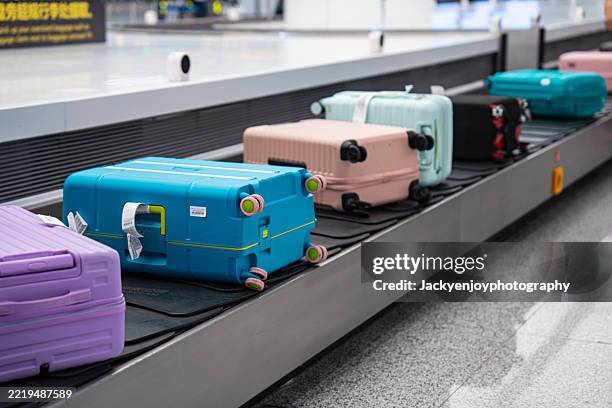 luggage on an airport conveyor belt. - posto de controlo de segurança imagens e fotografias de stock