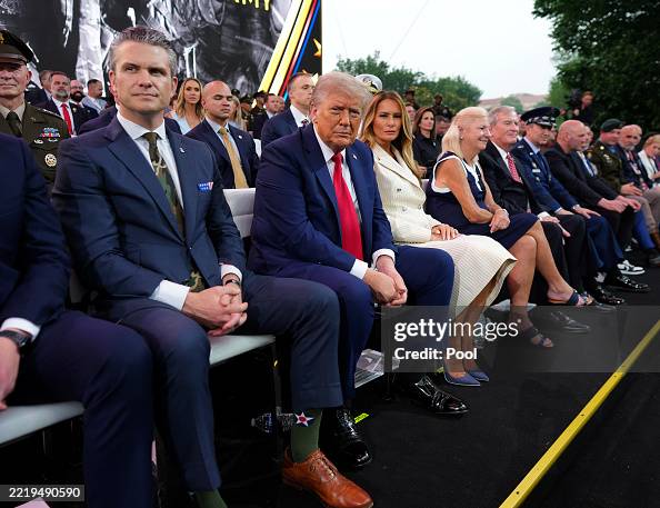 Trump Secdef Pic Secretary of Defense Pete Hegseth, President Donald Trump and First ...