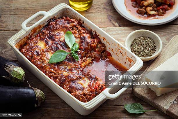 homemade beef and cheese eggplant lasagna parmigiana - melanzana foto e immagini stock
