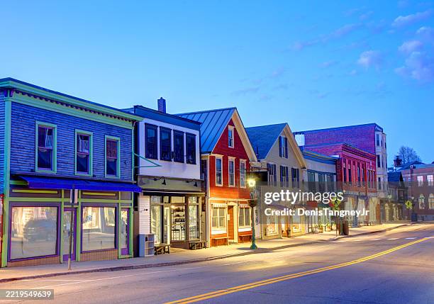 downtown camden, maine - localidad pequeña fotografías e imágenes de stock