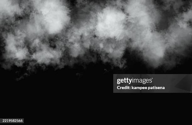 white smoke against black background - fumer du tabac photos et images de collection