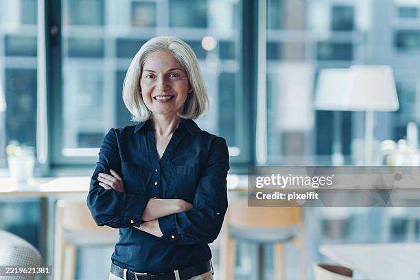 stolz auf ihre errungenschaften - osteuropa stock-fotos und bilder